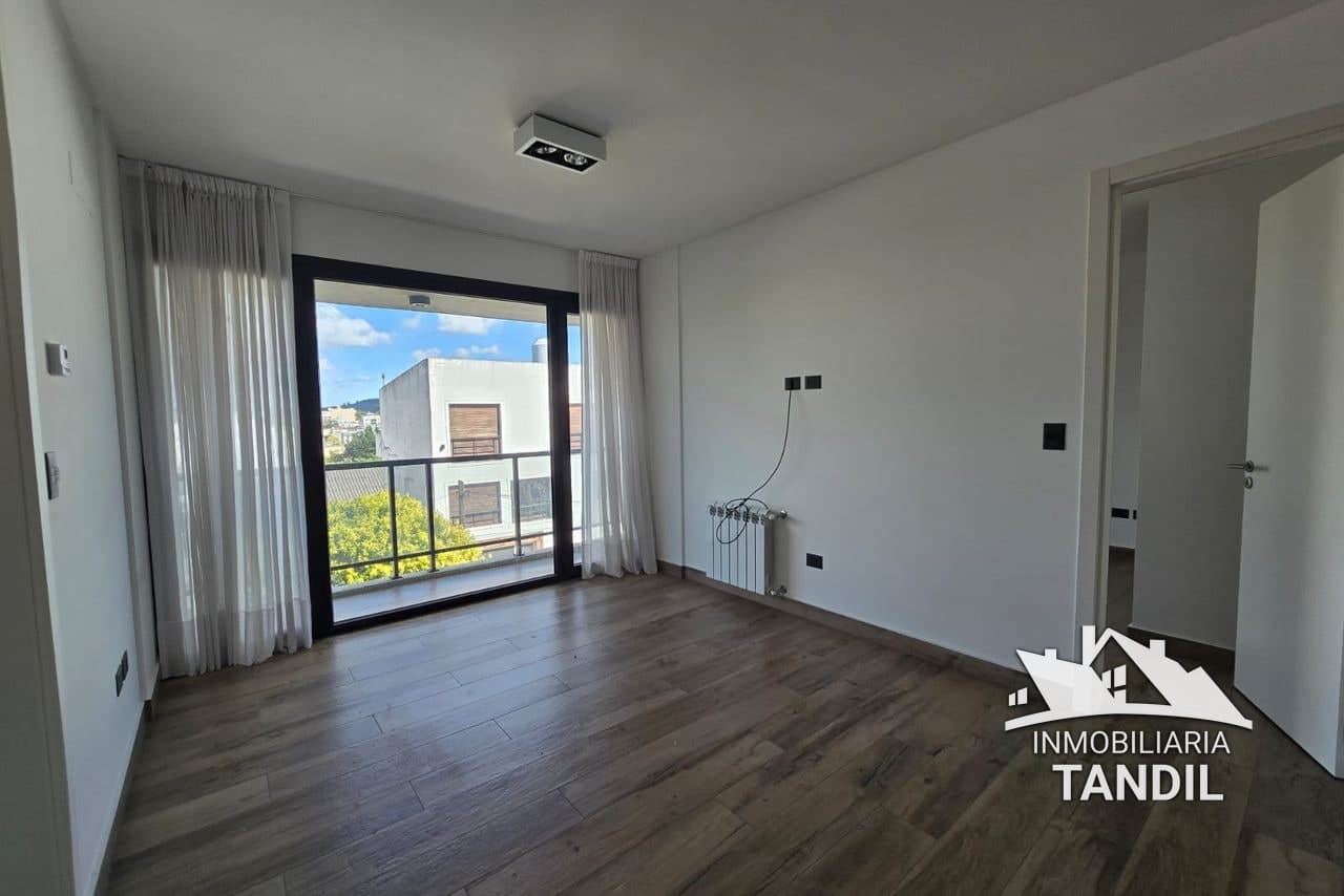 Departamento en alquiler en Cerrito, Tandil — Av. Avellaneda y Roca (foto 1 de 9)